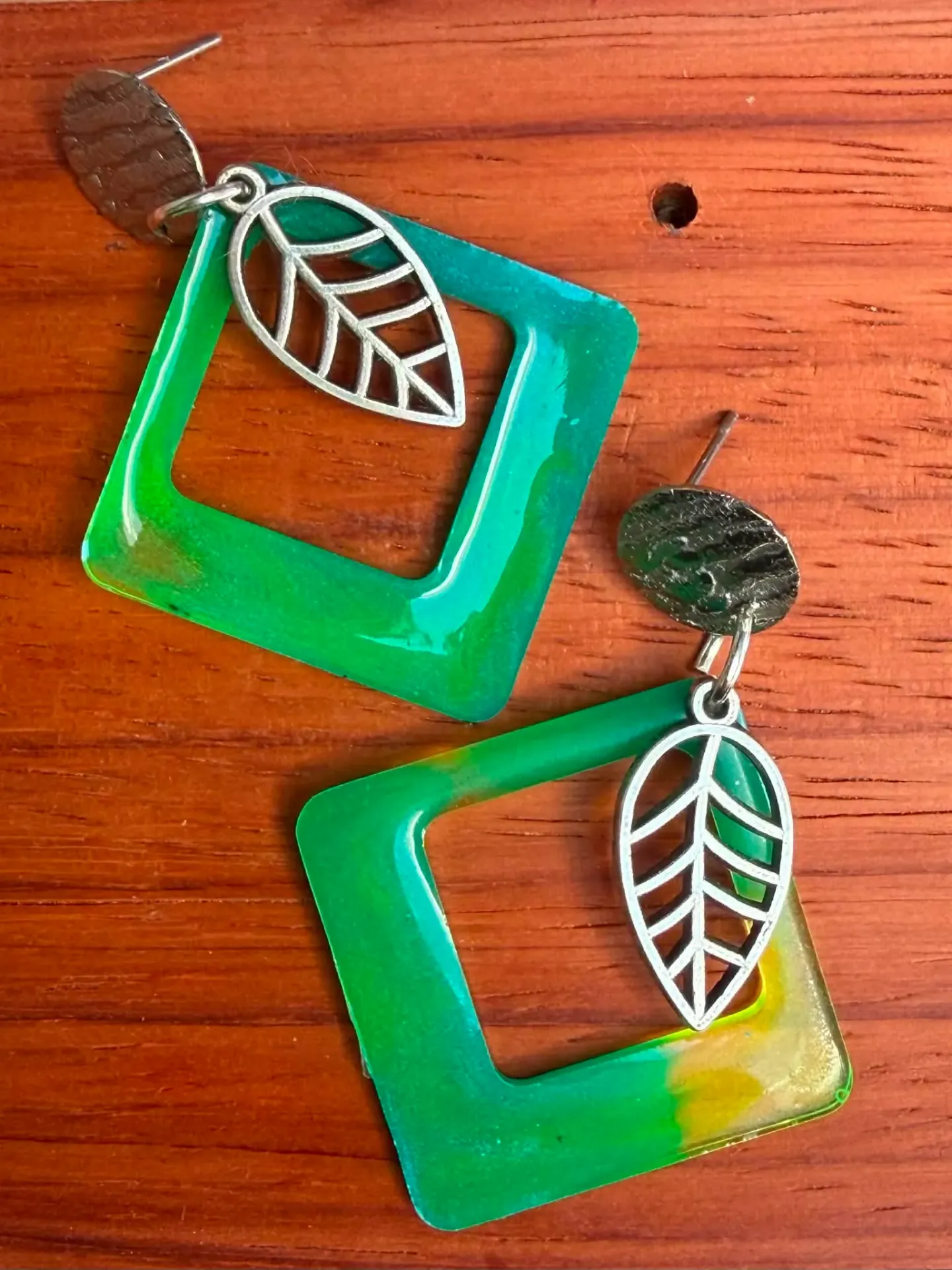 Boucles d'oreille feuille fluo
