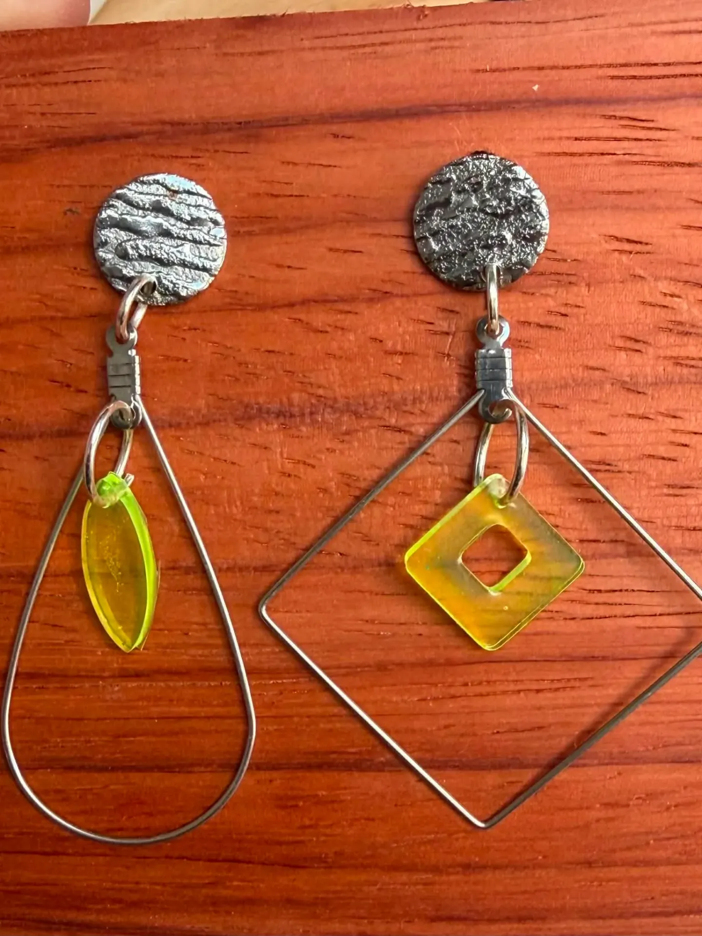 Boucles d'oreille dépareillées jaunes